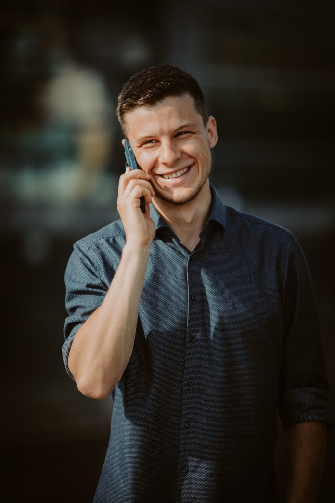 Portrait Louis Peekhaus mit Handy